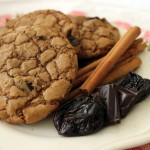 Pierniczkowe cookies z suszonymi śliwkami i czekoladą