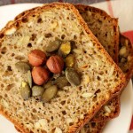Chleb pszenno-żytni z pestkami dyni i orzechami laskowymi