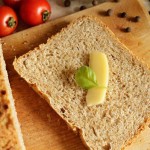 Chleb z mąką pełnoziarnistą i żółtym serem