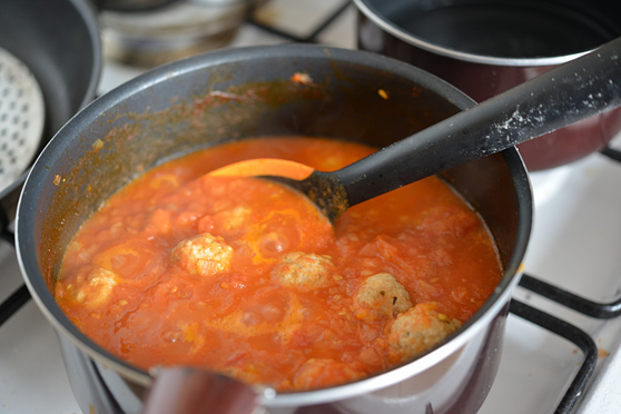 Kopytka z bobu z sosem ze świeżych pomidorów i klopsikami 