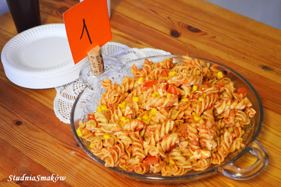 Makaron z tuńczykiem, pomidorami i fetą