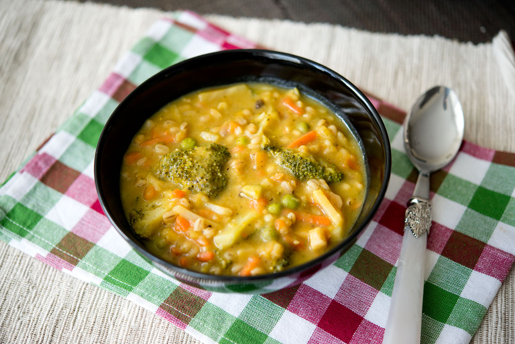 Zupa jarzynowa-brokułowa z kaszą pęczak