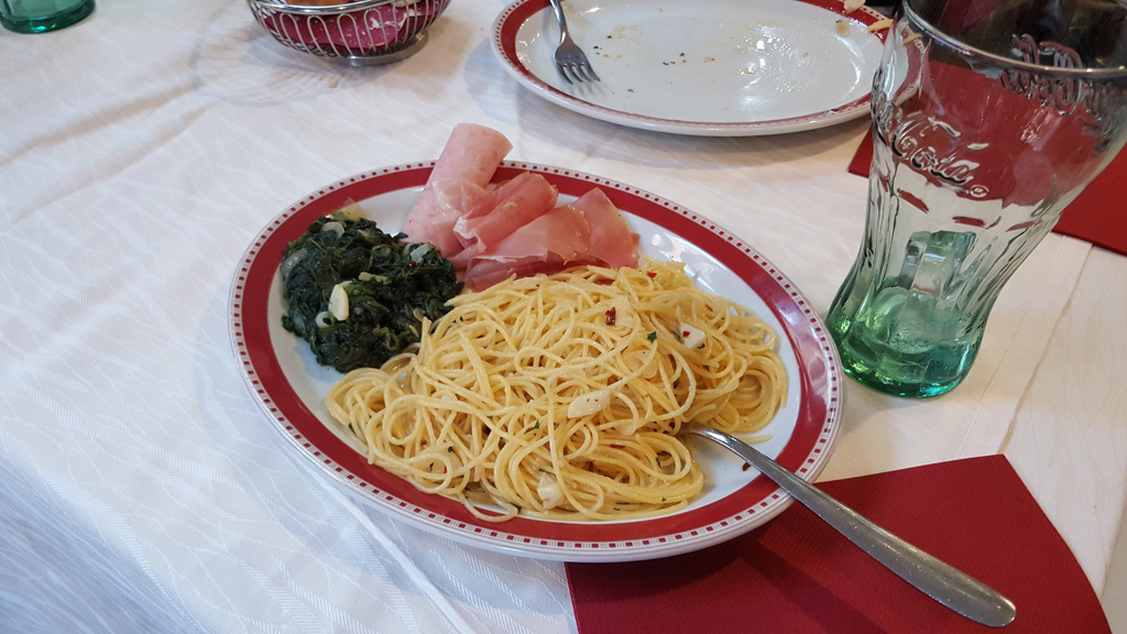 Makaron ze szpinakiem i włoską szynką - podane po włosku :)