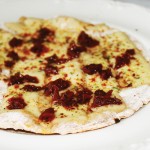 Chapati orkiszowe z serem i suszonymi pomidorami
