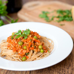 Spaghetti a’la bolognese z warzywami, sherry i lubczykiem