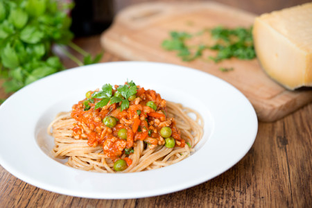 A'la spaghetti bolognese z warzywami, sherry i lubczykiem