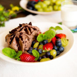 Czekoladowy deser lodowy z brownie i owocami
